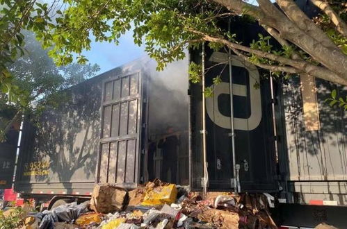 親，你的包裹可能“火了” 霞浦一物流車(chē)自燃，安全警鐘再敲響